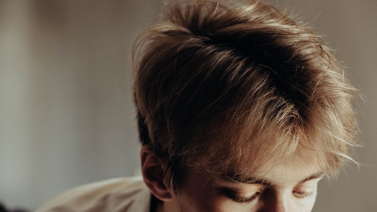 homme cheveux lisses