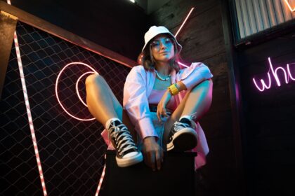 tenue élégante accessoire fluo