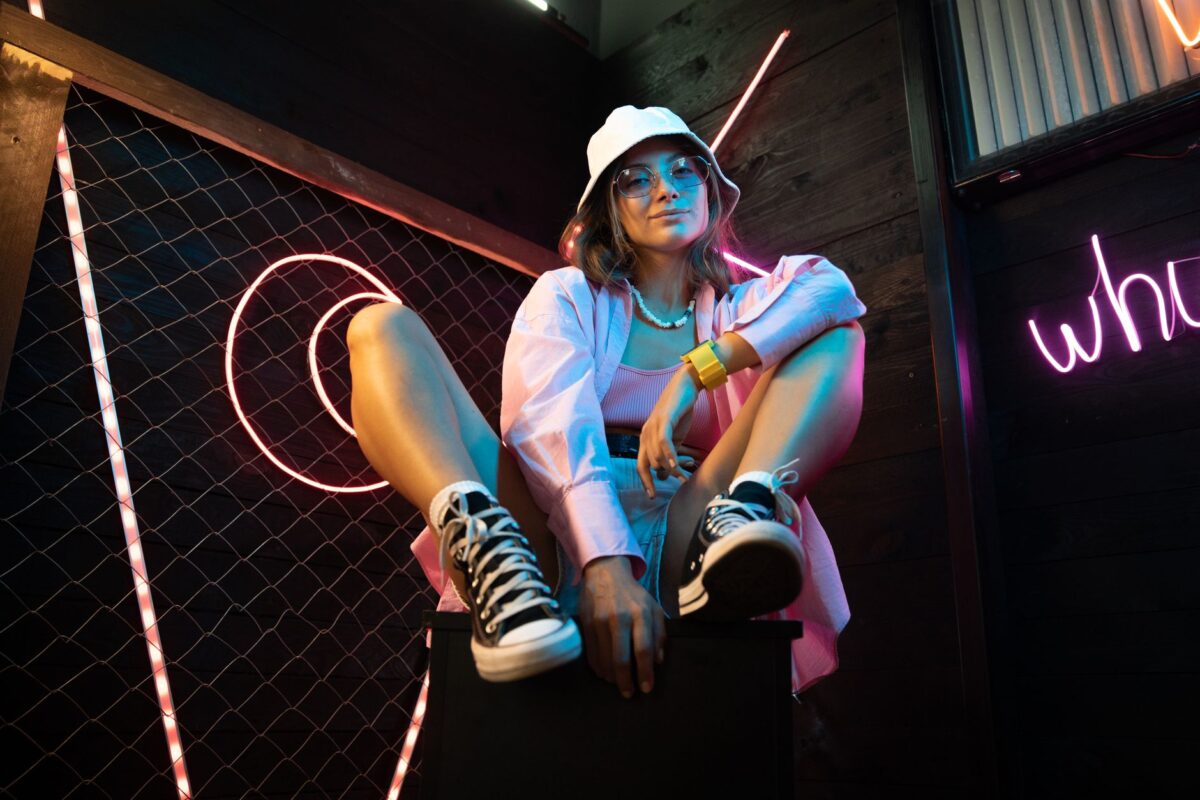 tenue élégante accessoire fluo