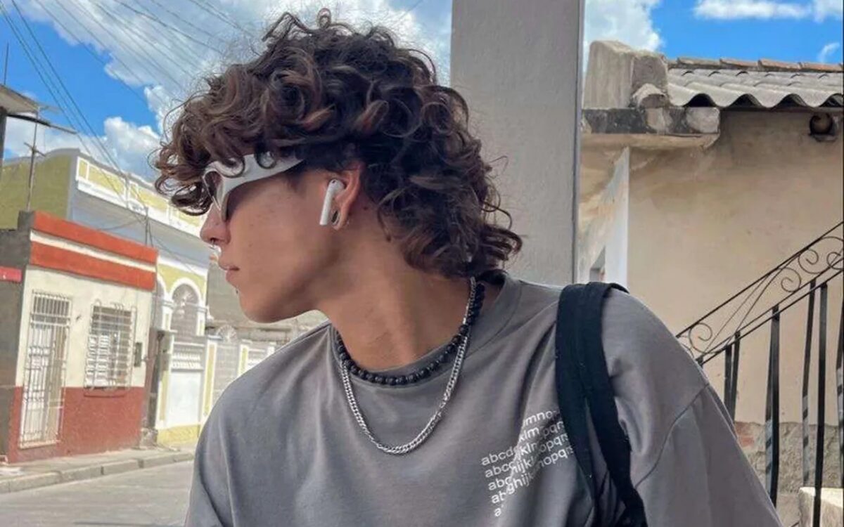 Homme portant une coupe mulet, cheveux courts devant et longue nuque à l'arrière
