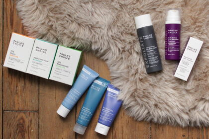 Produits de soins visage Paula's Choice posés sur une étagère de salle de bain