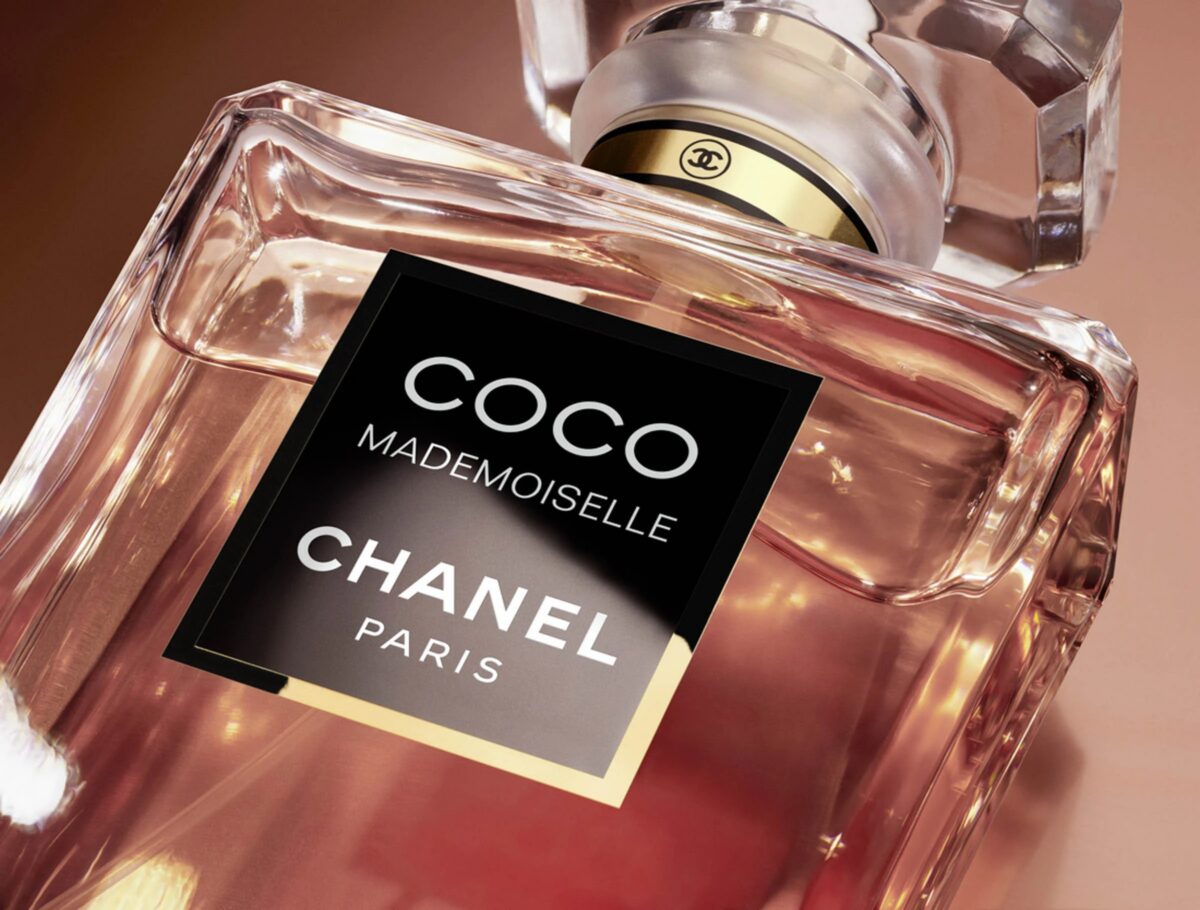 Flacon de parfum Coco Mademoiselle de Chanel posé sur un fond clair